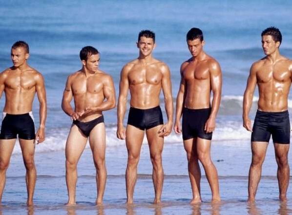 Άντρες στην παραλία με διευρυμένες ουρές