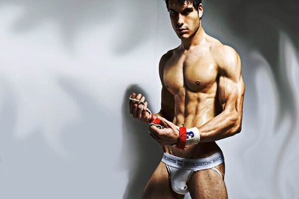 σέξι άντρας που μεγάλωσε γρήγορα το πέος του