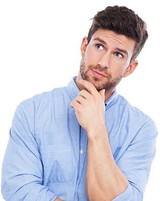 Ένας άντρας σκέφτεται πώς να μεγεθύνει το πέος του